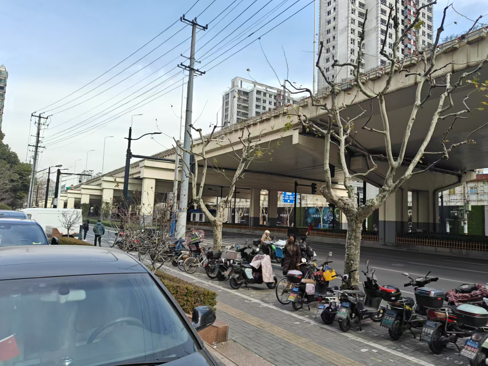 熟悉的旅社门口的高架桥（左）