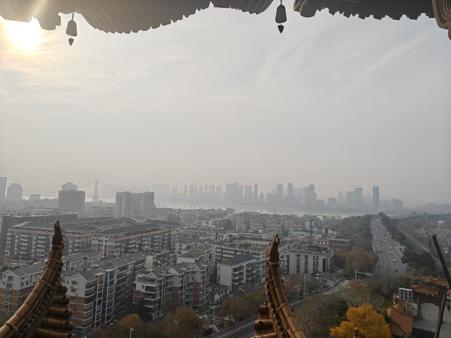 眺望城市，可以看到鹦鹉洲长江大桥（左）和长江大桥（右）