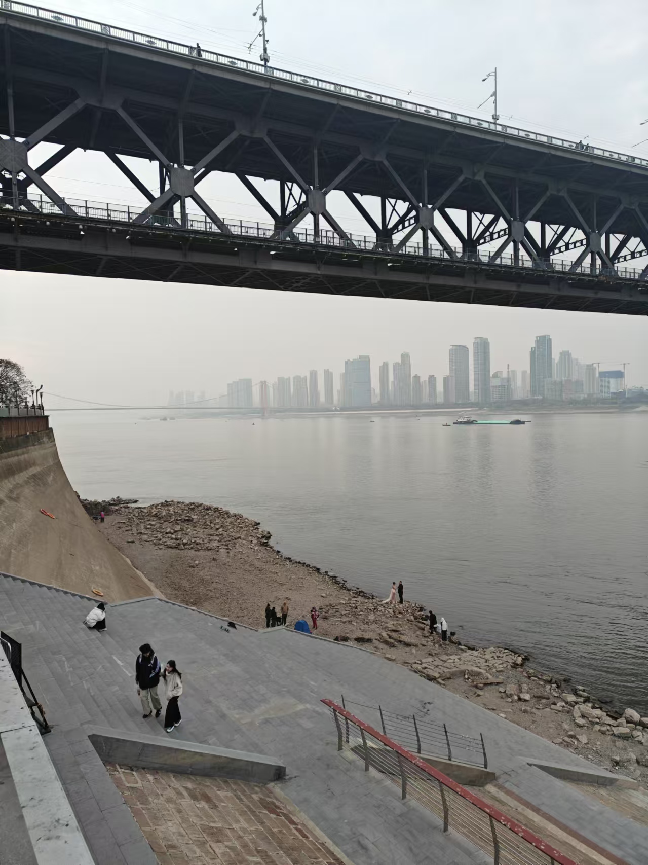 长江大桥下的江滩