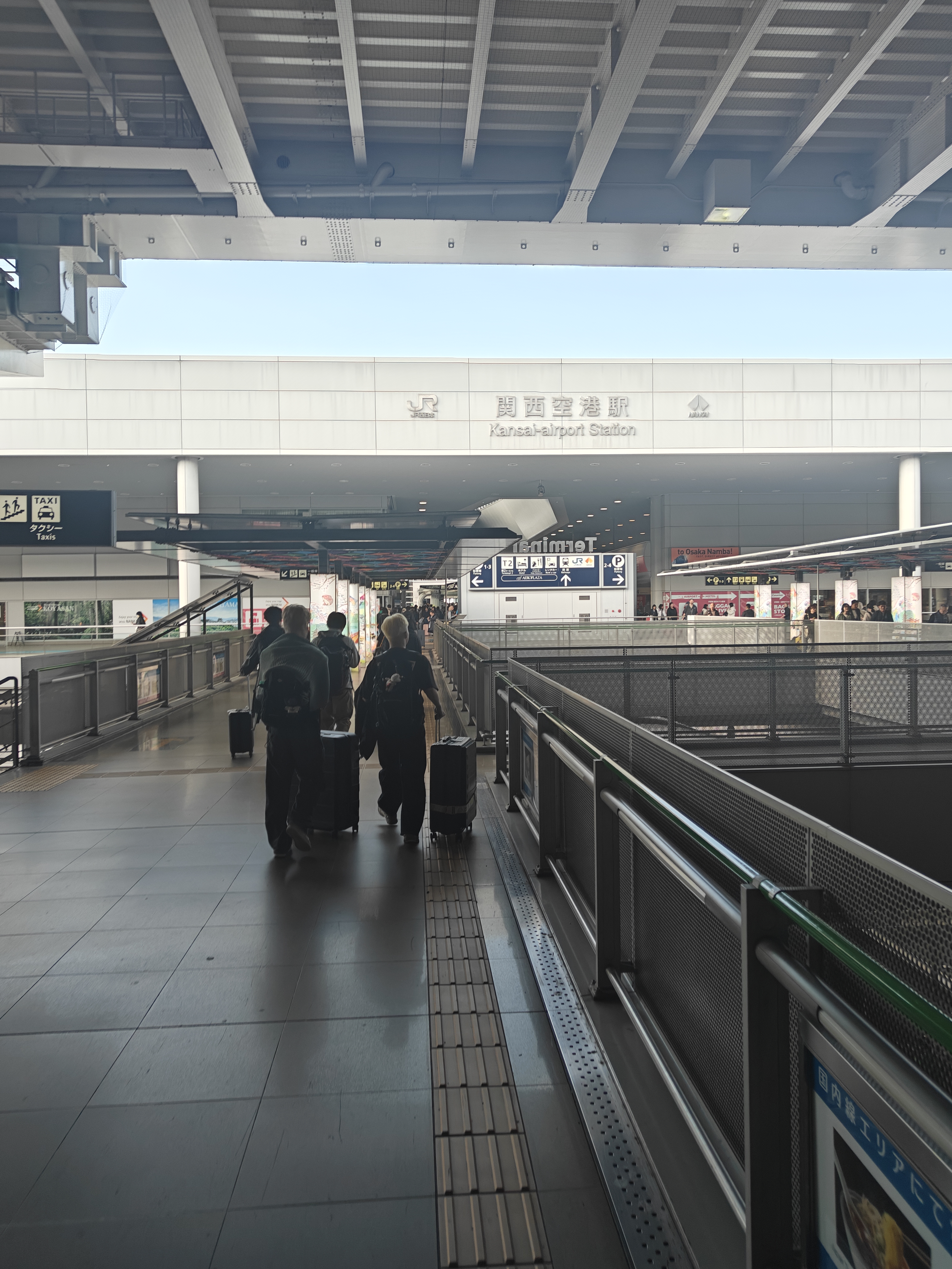 关西空港，前往T1和T2交汇处乘坐电车