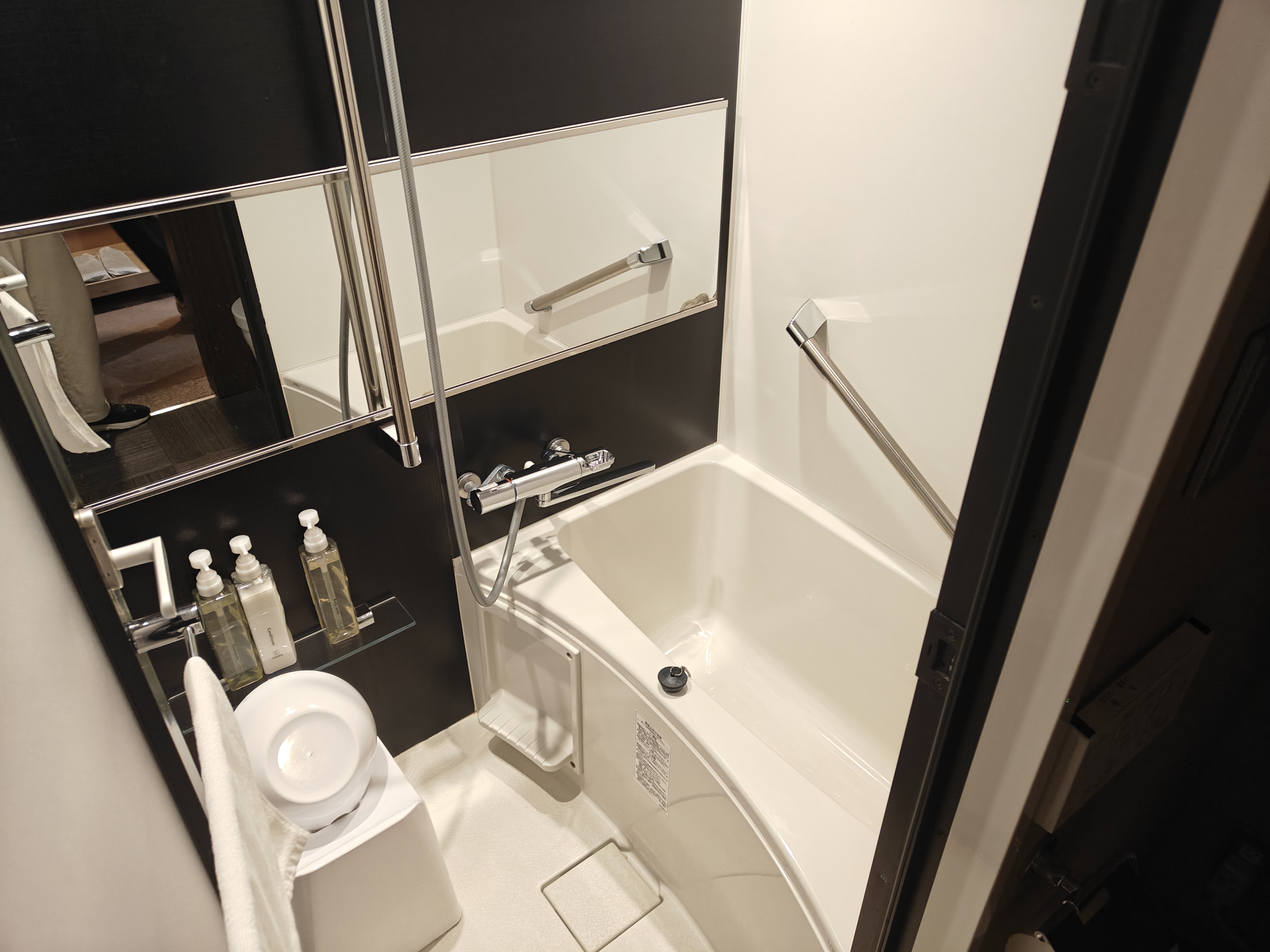 很“日式”的淋浴室，有浴缸！