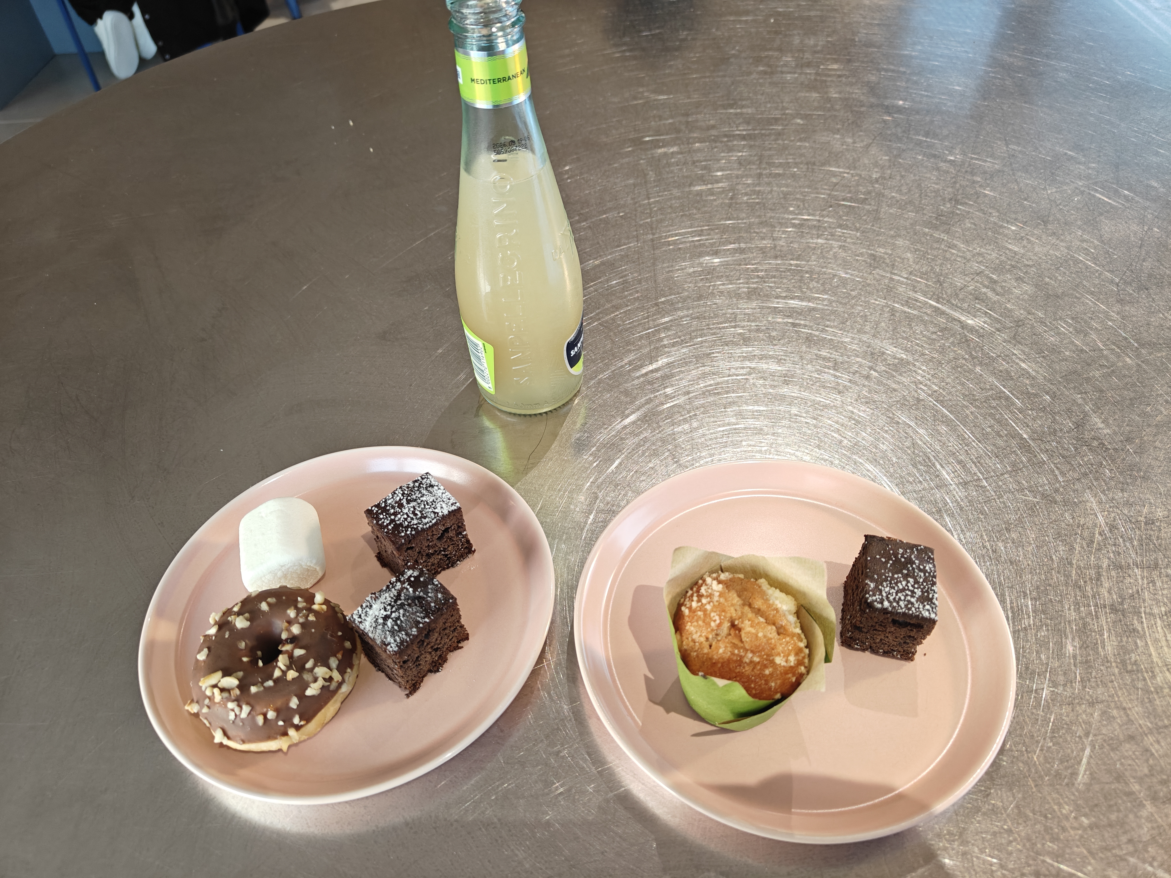 happy hour有免费的点心和饮料