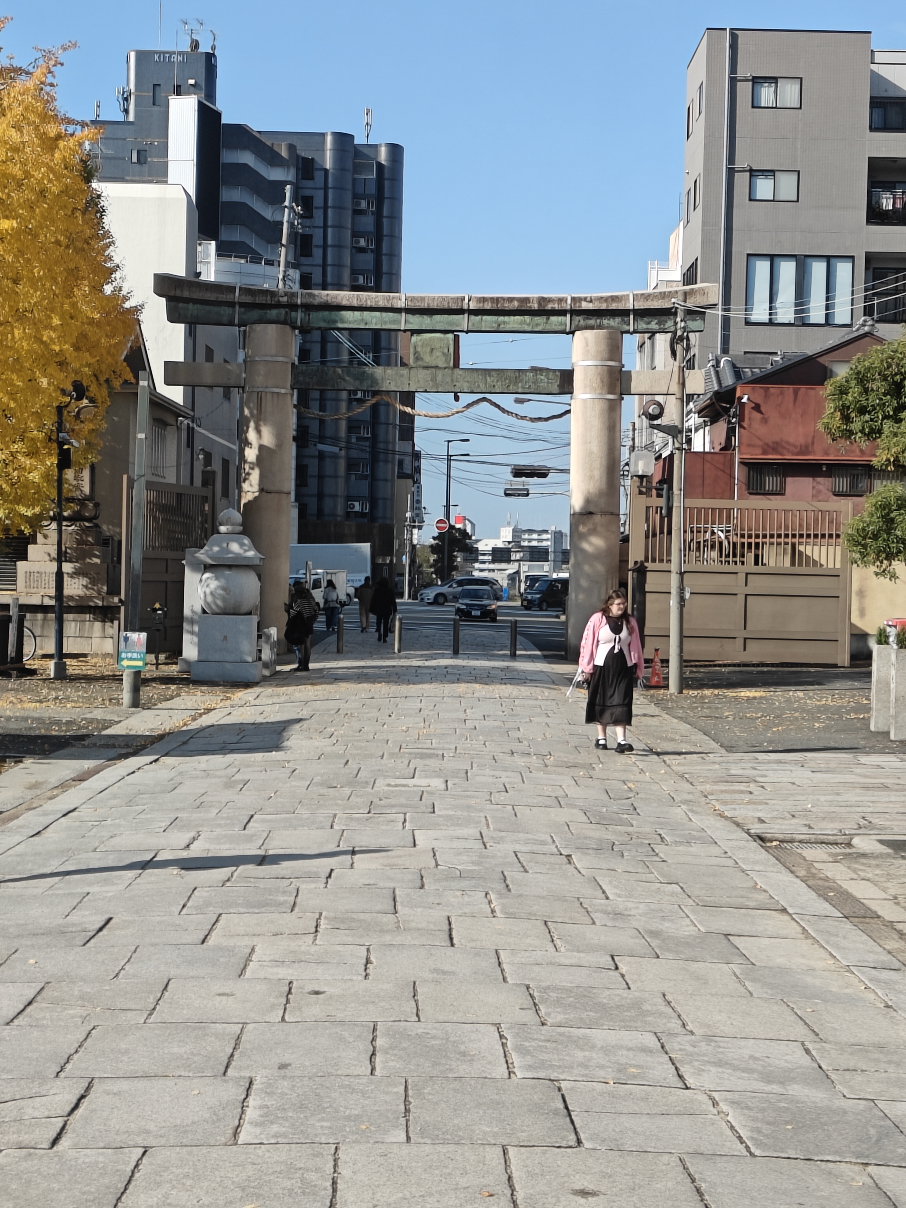 从四天王寺出来遇见了第一个大型鸟居⛩️