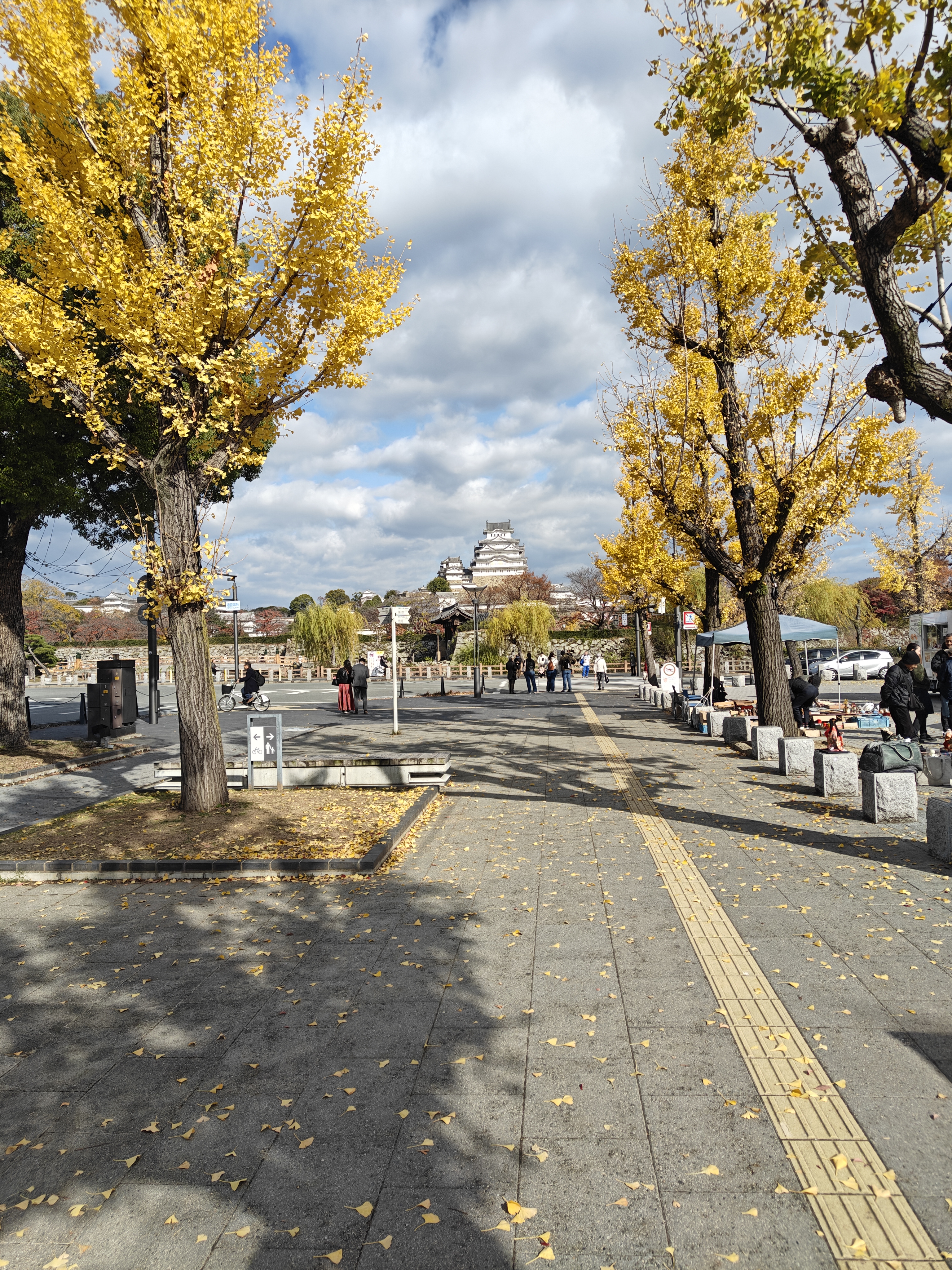 从车站一路直行处就是姬路城